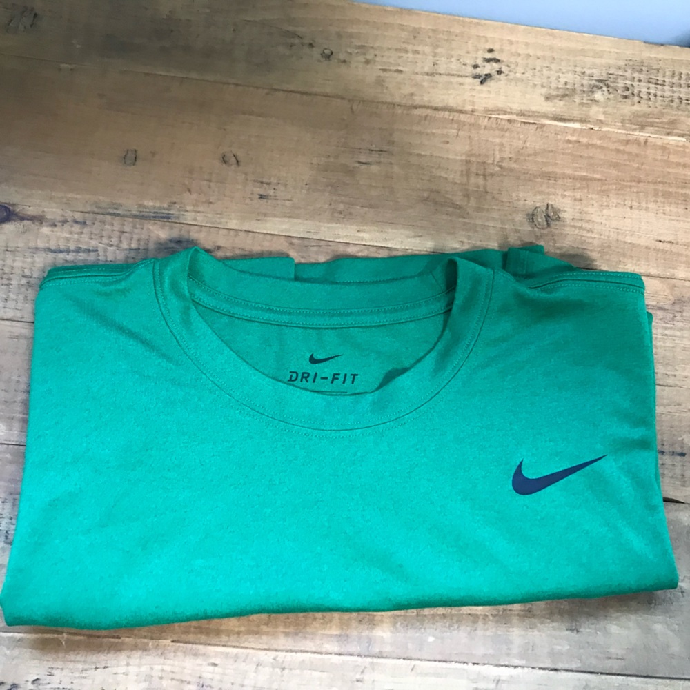 📚🍎Like New- Nike Dri-fit Green Tee